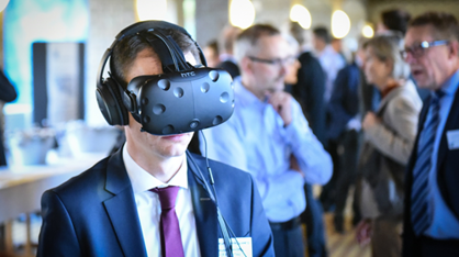 Mand Med Vr Briller Og Jakkesæt