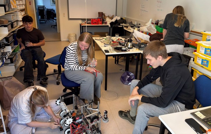 Students from Favrskov Gymnasium building robot