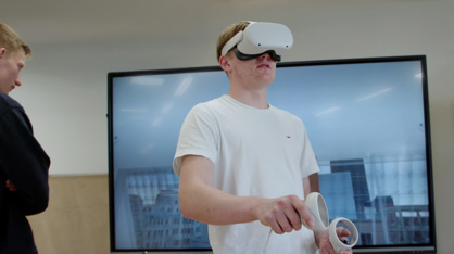 Mand Bruger VR Briller Cadpeople Event